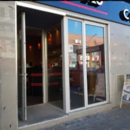 Aluminiowe przeszklone wejście do kasyna, Berlin.