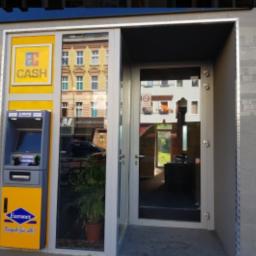 Aluminiowa zabudowa bankomatu w przeszklonegonym wejściu do kasyna, Berlin. 