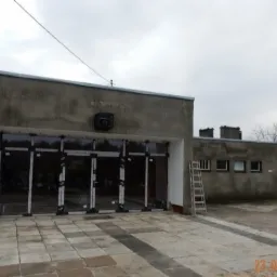 Fasada aluminiowa z drzwiami wejściowymi do kaplicy cmentarnej, Polska.