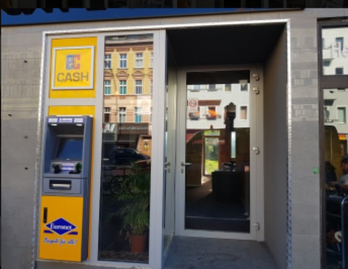 Aluminiowa zabudowa bankomatu w przeszklonegonym wejściu do kasyna, Berlin.