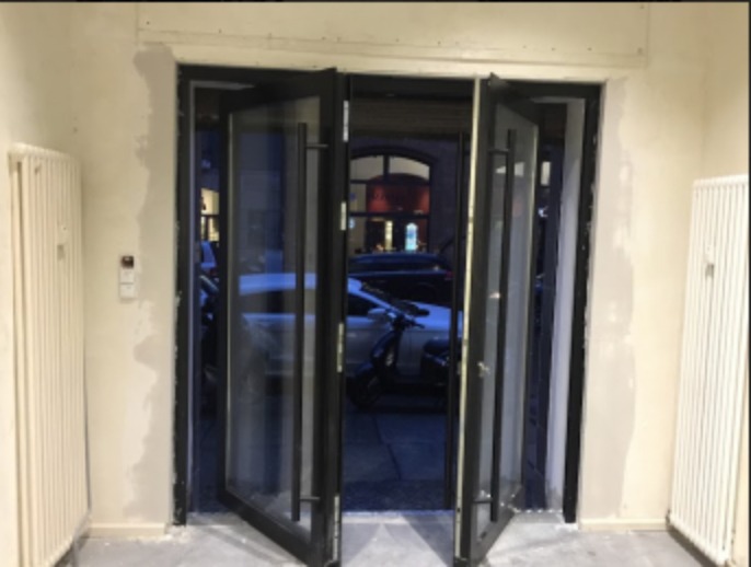 Aluminium: Drzwi typu Pivot, wejście do hotelu w Berlinie.