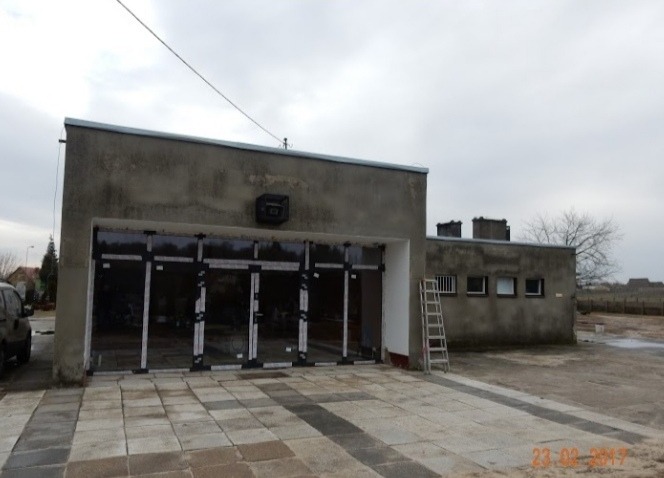 Fasada aluminiowa z drzwiami wejściowymi do kaplicy cmentarnej, Polska.