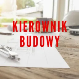 Stół z planami architektonicznymi, cyrklem, ołówkiem, modelem domu, kaskiem ochronnym i laptopem w tle okna.