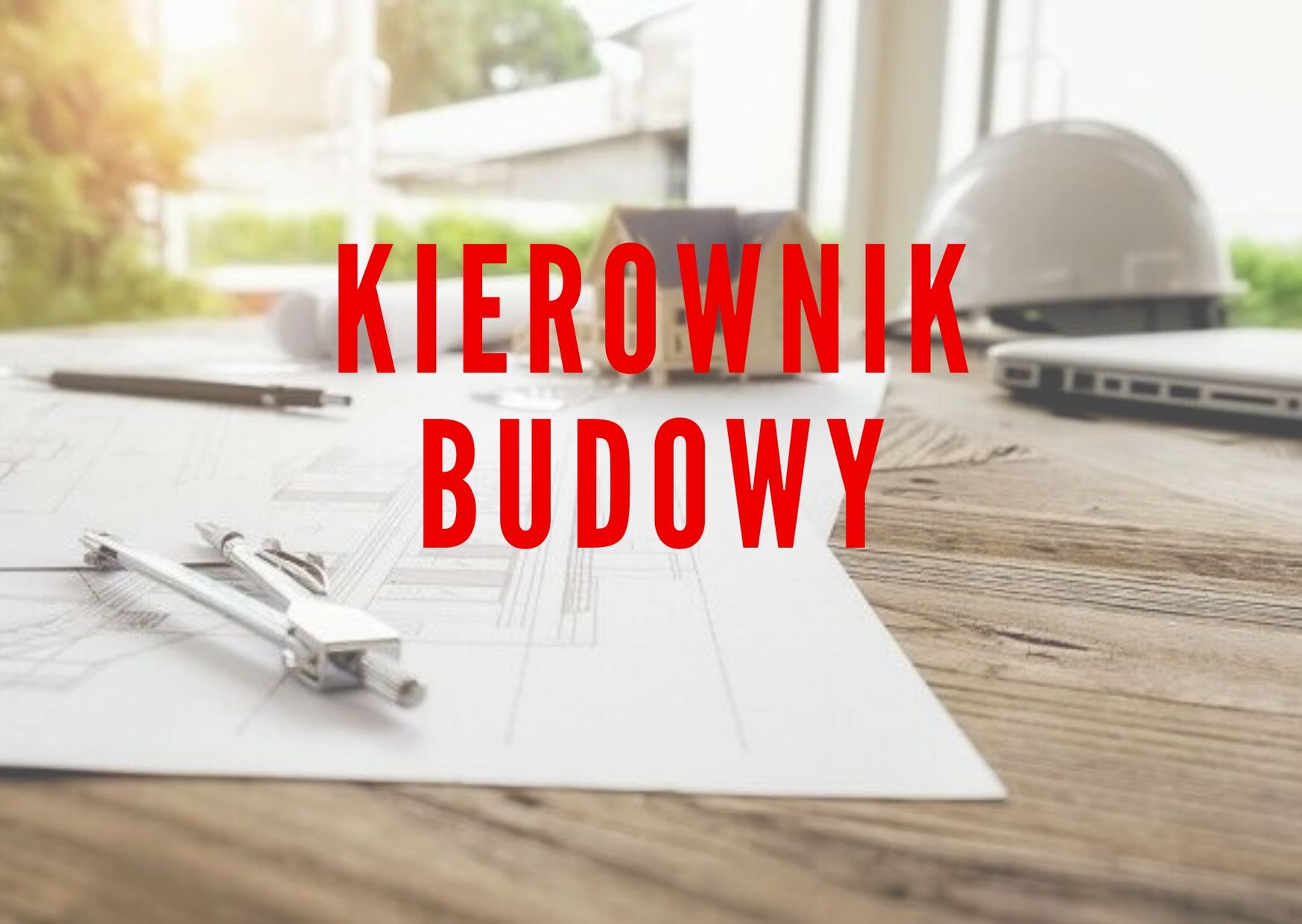 Stół z planami architektonicznymi, cyrklem, ołówkiem, modelem domu, kaskiem ochronnym i laptopem w tle okna.