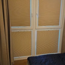 Plisy AB 41 materiał 100% zaciemnienia tak zwany plaster miodu, który jest w środku wyłożony folią aluminiową, która powoduję bardzo dobrą izolację od ciepła jak i od chłodu.