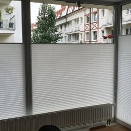 Plisy AO 29 montowane na listewkach przy szybowych. Materiał podnosimy za pomocą sznurka od dołu i od góry.