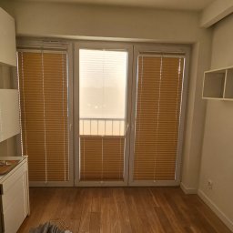 Plisy AB 82 składają się z dwóch materiałów jeden jest firanką, a drugi zasłonką 100% zaciemnienia. Każdy z  materiałów można podnosić nie zależnie od siebie do góry i nadu.