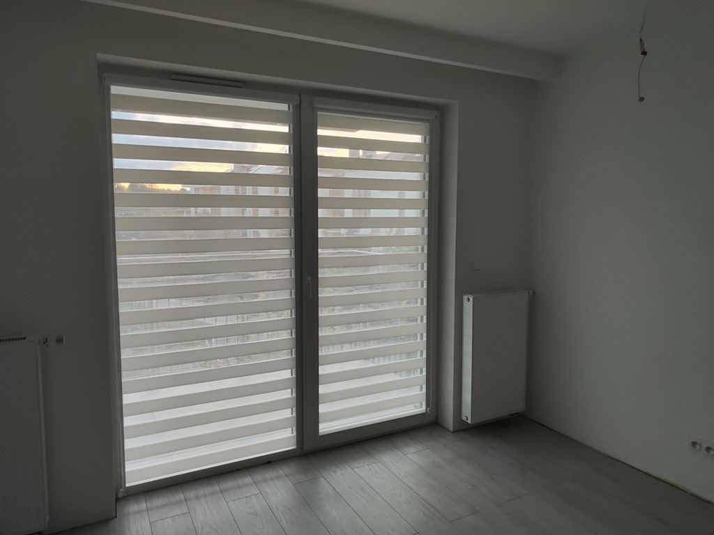 Rolety dzień-noc w kasecie z prowadnicami PCV.