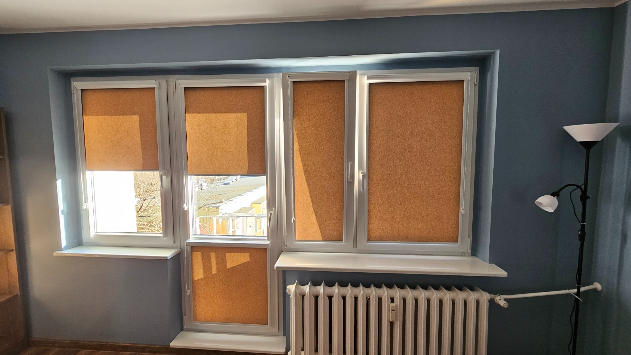 Rolety materiałowe w kasecie z prowadnicami PCV.