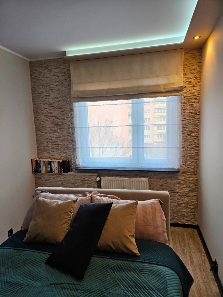 Roleta rzymska dzień-noc składa się z dwóch materiałów jeden jest firanką, a drugi zasłonką.