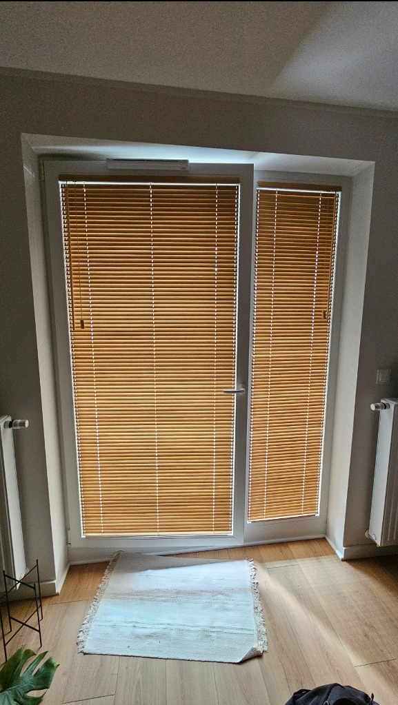 Żaluzje drewniane 25 mm montowane w świetle szyby.