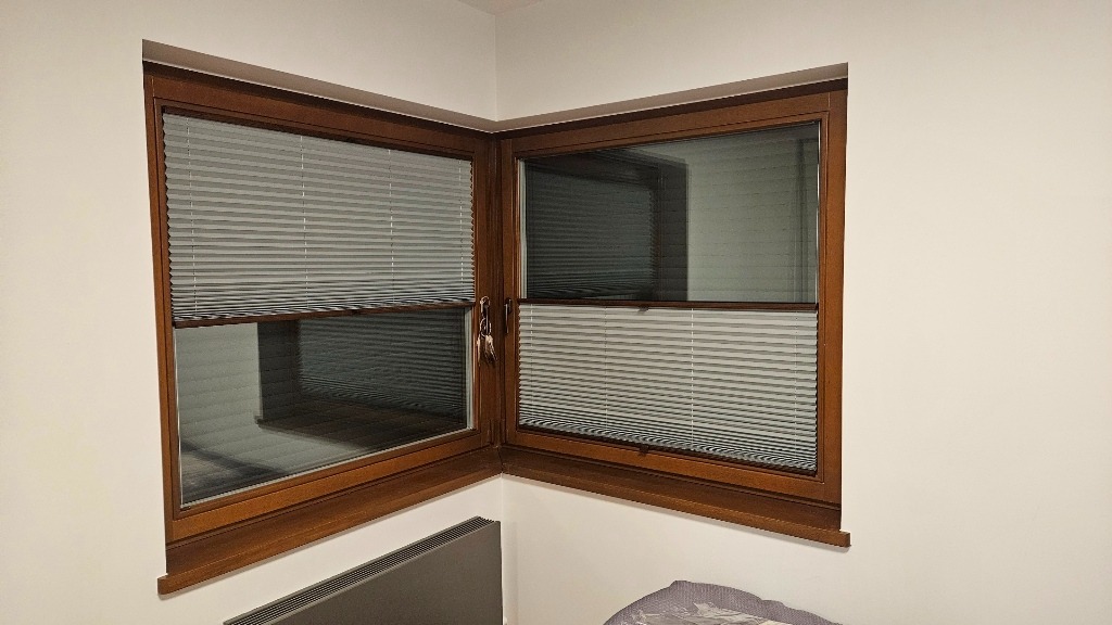 Plisy AB 41 montowane w świetle szyby.