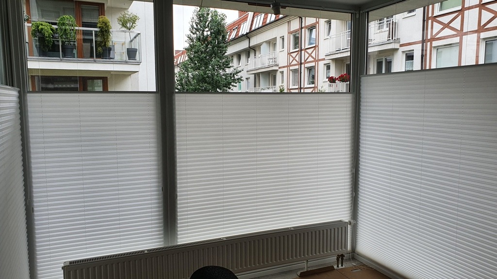 Plisy AO 29 montowane na listewkach przy szybowych. Materiał podnosimy za pomocą sznurka od dołu i od góry.