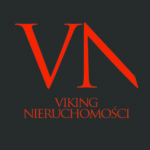 Pomarańczowe logo firmy Viking Nieruchomości na ciemnoszarym tle. Logo składa się z stylizowanych liter 'VA' oraz nazwy firmy poniżej.