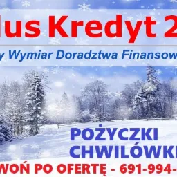 Zimowy krajobraz z napisem 'Plus Kredyt 24 Nowy Wymiar Doradztwa Finansowego', 'Pożyczki Chwilówki', oraz numerem telefonu na tle ośnieżonych drzew i padających płatków śniegu.