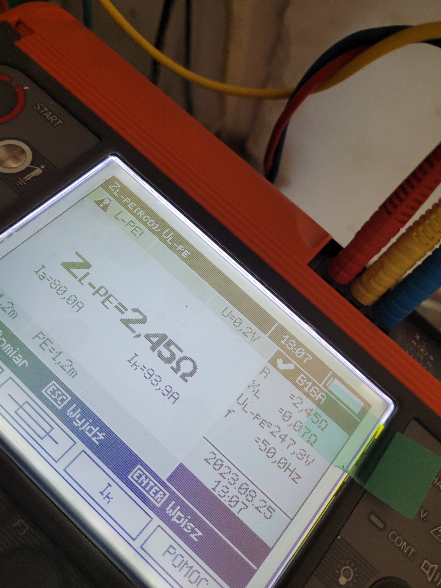 Ekran miernika elektrycznego z wyświetlonymi wynikami pomiaru impedancji pętli zwarcia ZL-PE, wartości napięcia UL-PE oraz prądu zwarciowego Ik podczas testu instalacji elektrycznej. Widoczne...