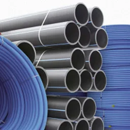 Stosy rur: niebieskie zwinięte w kłębek, czarne ułożone w stosy, oraz niebieskie pofalowane rury w zwojach.