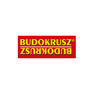 Logo firmy BUDOKRUSZ na czerwonym tle, napis odwrócony w pionie, widoczne logo firmy zajmujące całą powierzchnię obrazu.