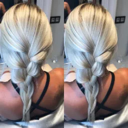 Blond włosy z delikatnymi ciemnymi pasemkami, zaplecione w warkocz na plecach, widok z tyłu, czarny top na ramiączkach.