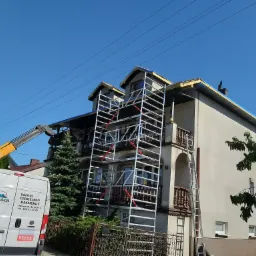 Montaż obróbek przy pomocy profesjonalnych rusztowań i ładowarki teleskopowej.