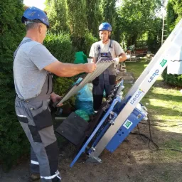 Transport blachodachówki na dach za pomocą windy dekarskiej