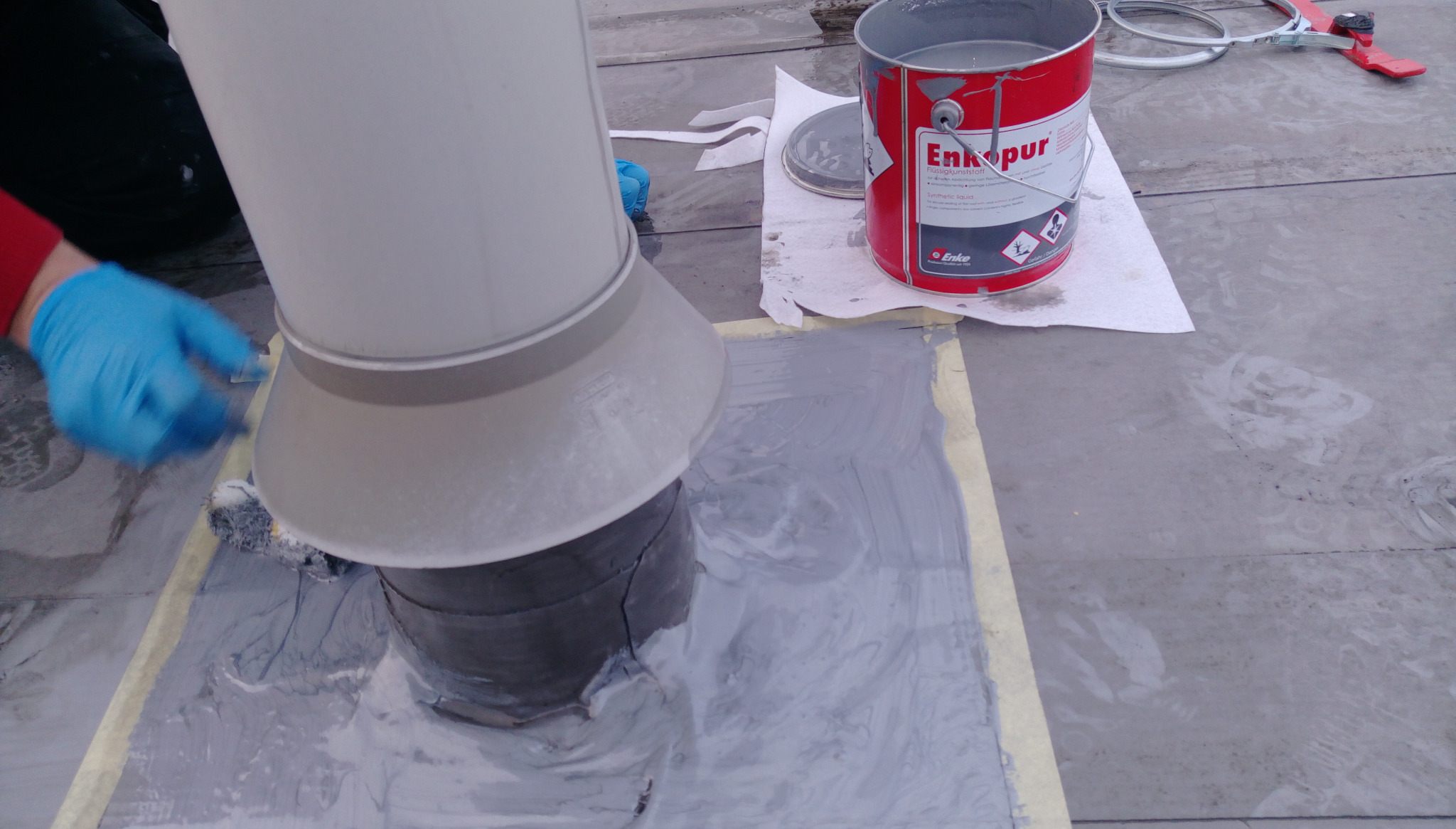 Uszczelnianie newralgicznych przejść za pomocą gumy w płynie