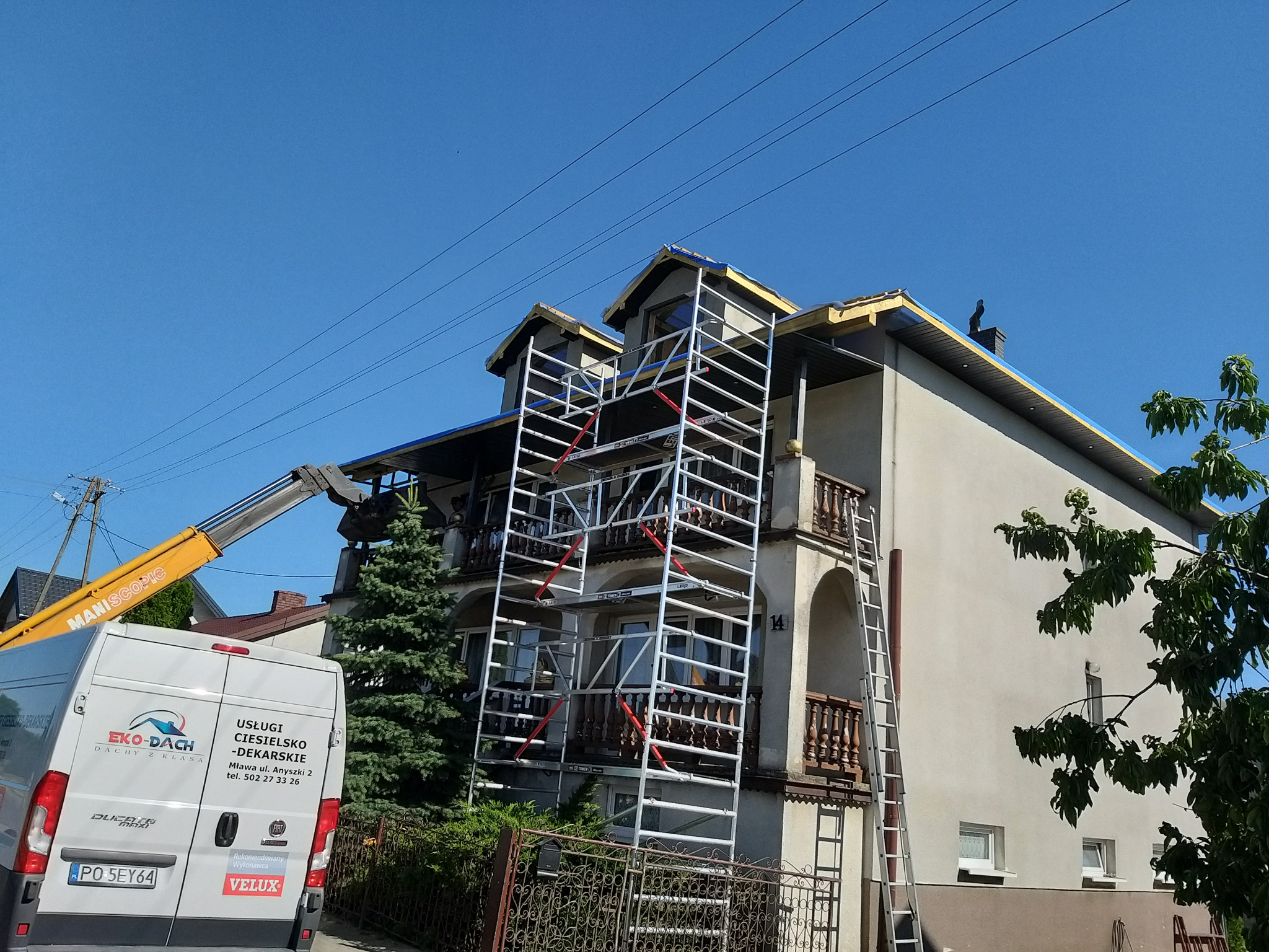 Montaż obróbek przy pomocy profesjonalnych rusztowań i ładowarki teleskopowej.