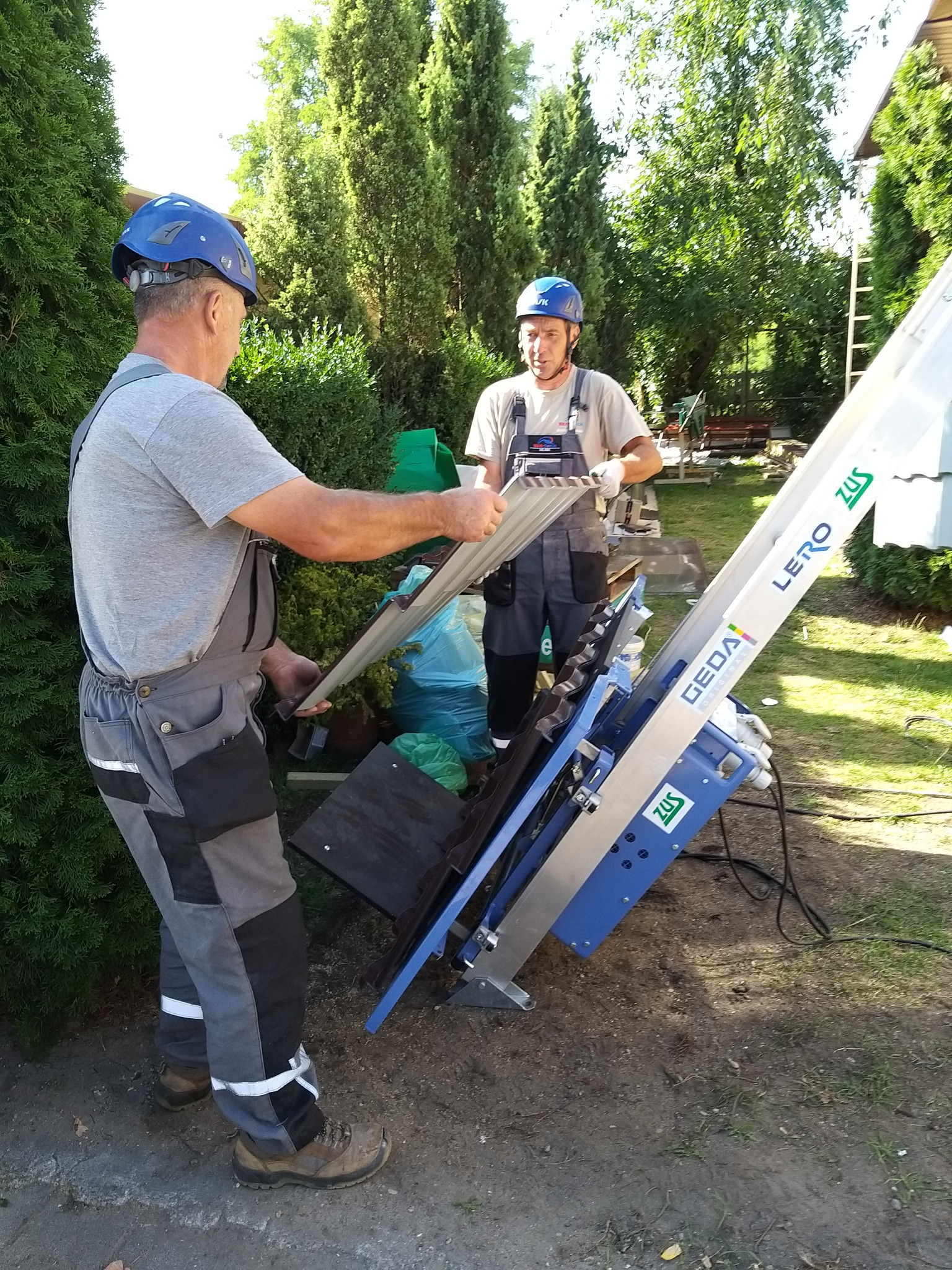 Transport blachodachówki na dach za pomocą windy dekarskiej