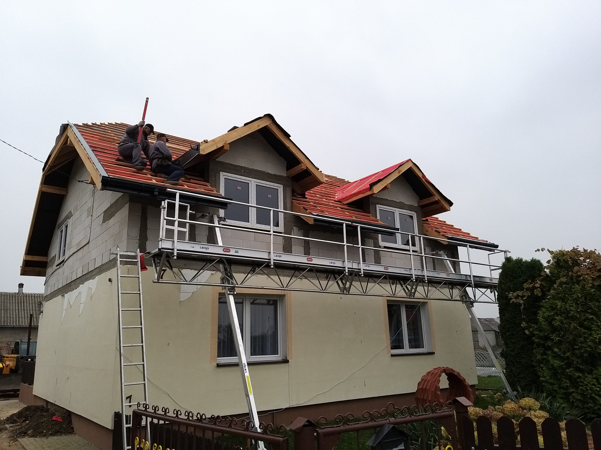 Montaż rynien przy pomocy pomostu ruchomego