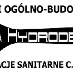 Czarno-białe logo firmy HYDODEMO z kluczem francuskim, oferującej usługi ogólnobudowlane oraz instalacje sanitarne, C.O. i gaz. Kontrastowe, minimalistyczne.
