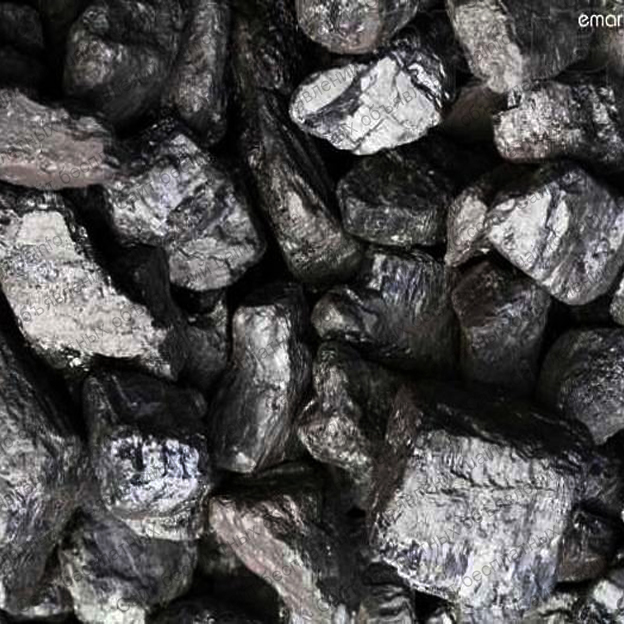 Błyszczące bryły antracytu ułożone w stos; widoczne naturalne pęknięcia i struktura węgla kamiennego.