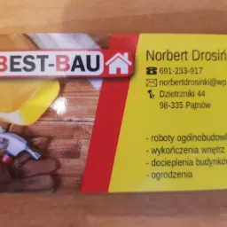 Wizytówka firmy budowlanej Best-Bau z żółtym kaskiem, rękawicami i młotkiem. Oferuje roboty ogólnobudowlane, wykończenia wnętrz, docieplenia budynków i ogrodzenia.