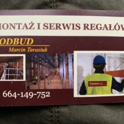 Wizytówka firmy FrodBud oferującej montaż i serwis regałów, z miniaturkami zdjęć: konstrukcja regałów magazynowych oraz pracownik w kamizelce z logo firmy przenoszący element regału.