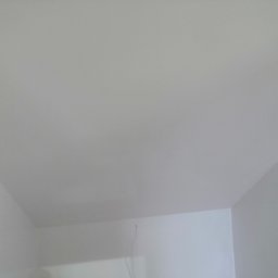 SF-Wykończenia Wnętrz (Quality) - Biały sufit i ściany w rogu pokoju, widoczne delikatne przejścia światłocieni.