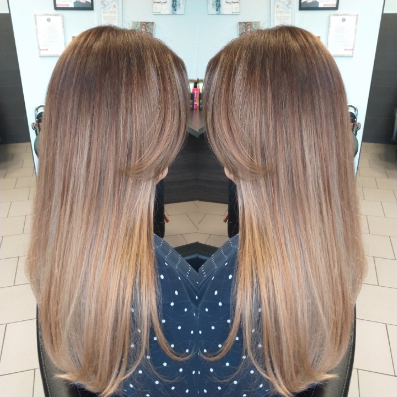 Długie, proste włosy z koloryzacją sombre, odcienie brązu i blondu, widok z tyłu na modelkę siedzącą na krześle w salonie.