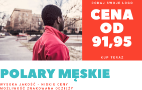 Mężczyzna o ciemnej karnacji w czerwonej polarowej bluzie na tle miejskiego parku. Na zdjęciu widoczny baner reklamowy z informacją o cenie 'od 91,95' i napisem 'Polary Męskie'.