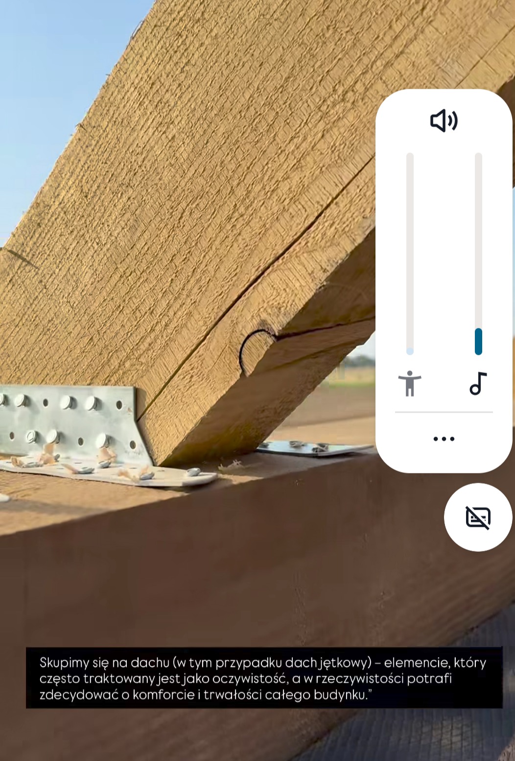 Drewniana konstrukcja dachu z metalowymi łącznikami, widoczna z bliska. Elementy dachu połączone, gotowe do dalszych prac. Dach jętkowy w budowie.