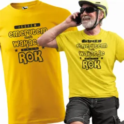 Żółta koszulka z nadrukiem 'Jestem emerytem, mam wakacje cały rok' obok emerytowanego mężczyzny w kasku rowerowym rozmawiającego przez telefon komórkowy.