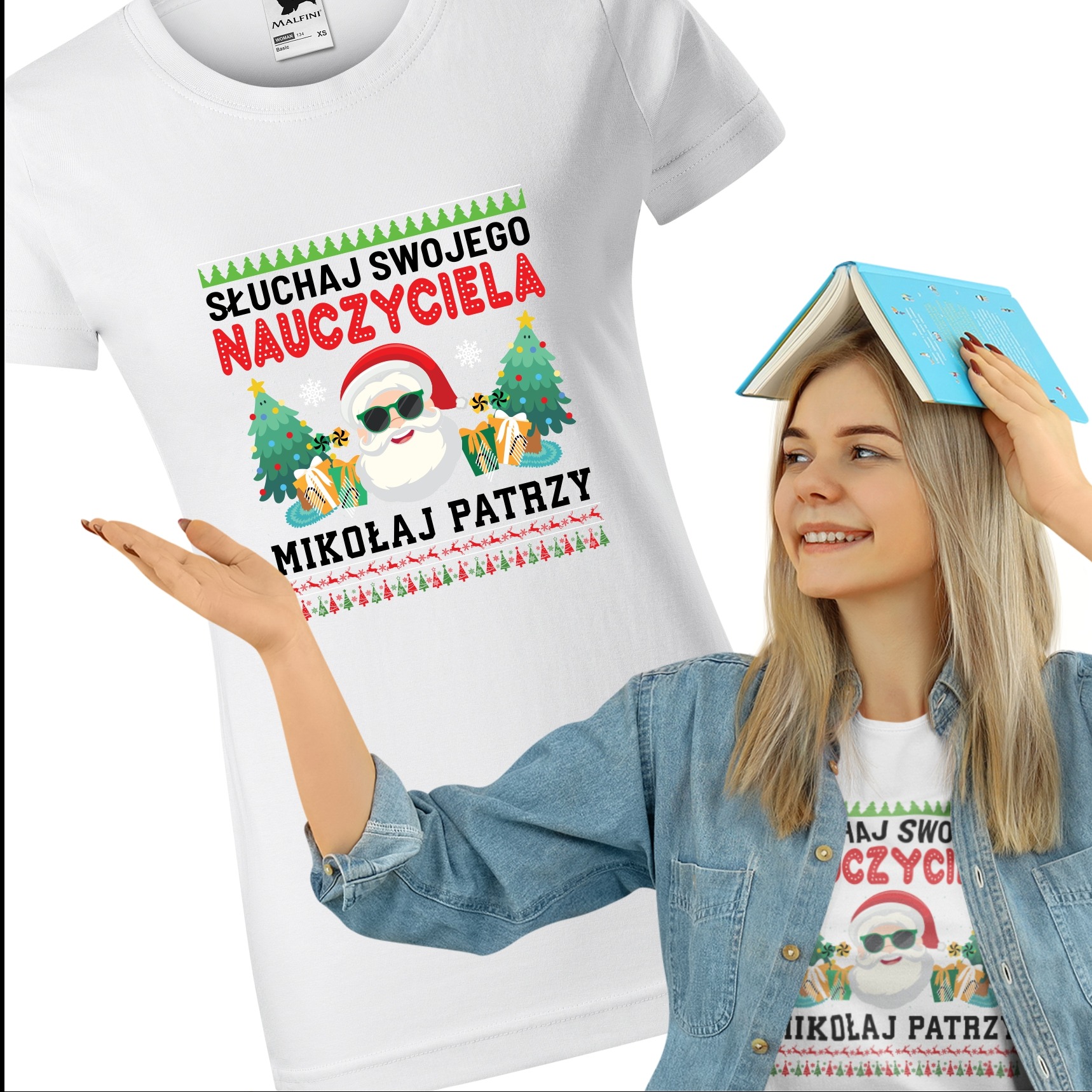 Biała koszulka z nadrukiem świątecznym 'Słuchaj swojego nauczyciela, Mikołaj patrzy', prezentowana obok uśmiechniętej blondynki z książką na głowie, noszącej podobną koszulkę.