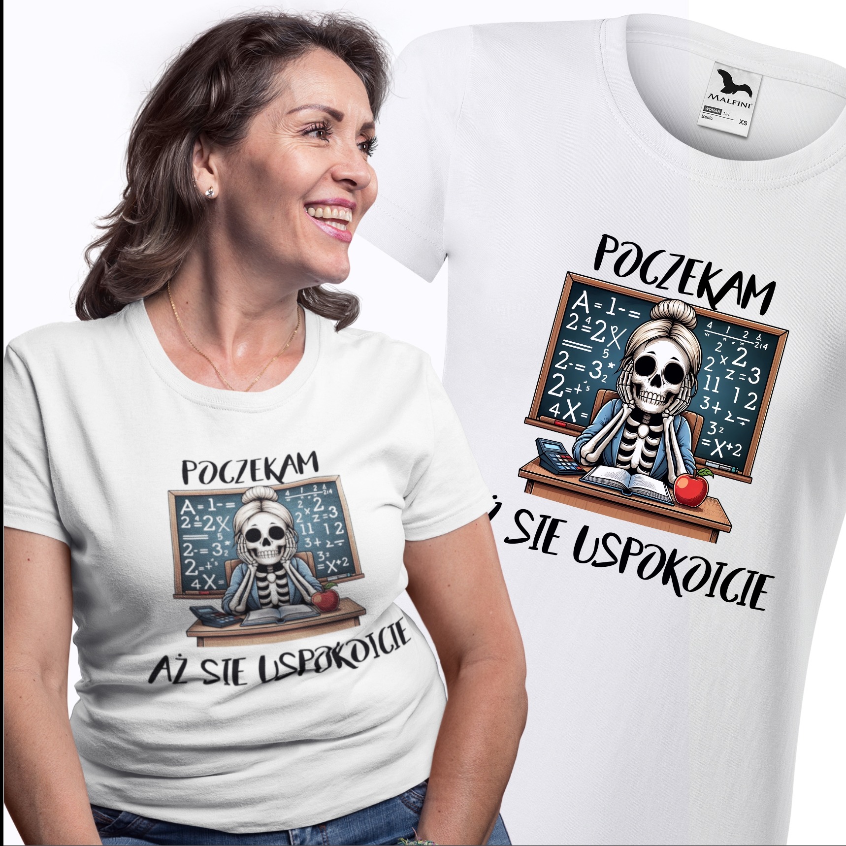 Kobieta uśmiecha się, prezentując białą koszulkę z nadrukiem szkieletu nauczyciela matematyki przy tablicy z równaniami i napisem 'Poczekam aż się uspokoicie'.