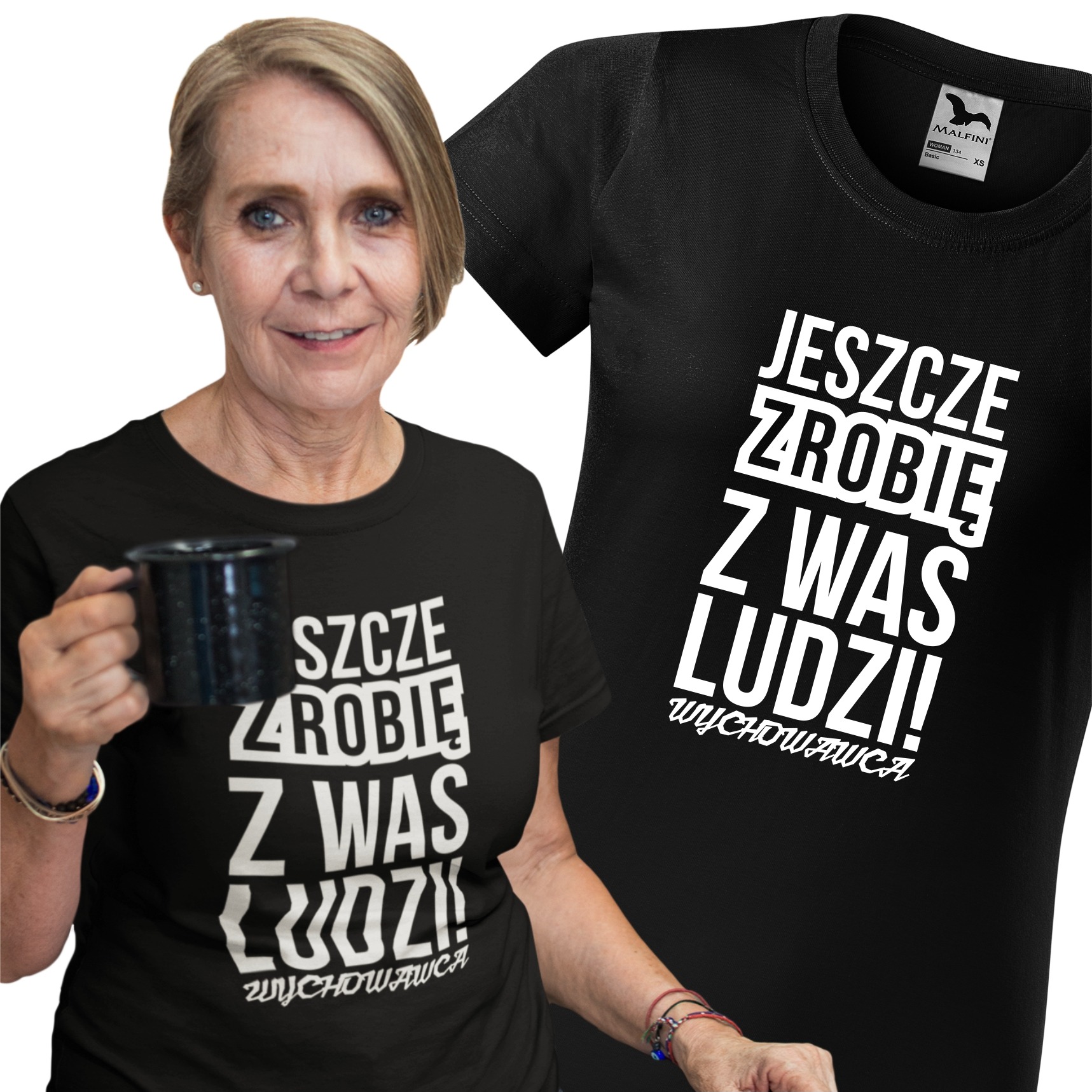 Uśmiechnięta kobieta w czarnej koszulce z napisem 'Jeszcze zrobię z was ludzi! Wychowawca' trzymająca emaliowany kubek, obok czarna koszulka z takim samym nadrukiem prezentowana na białym tle.