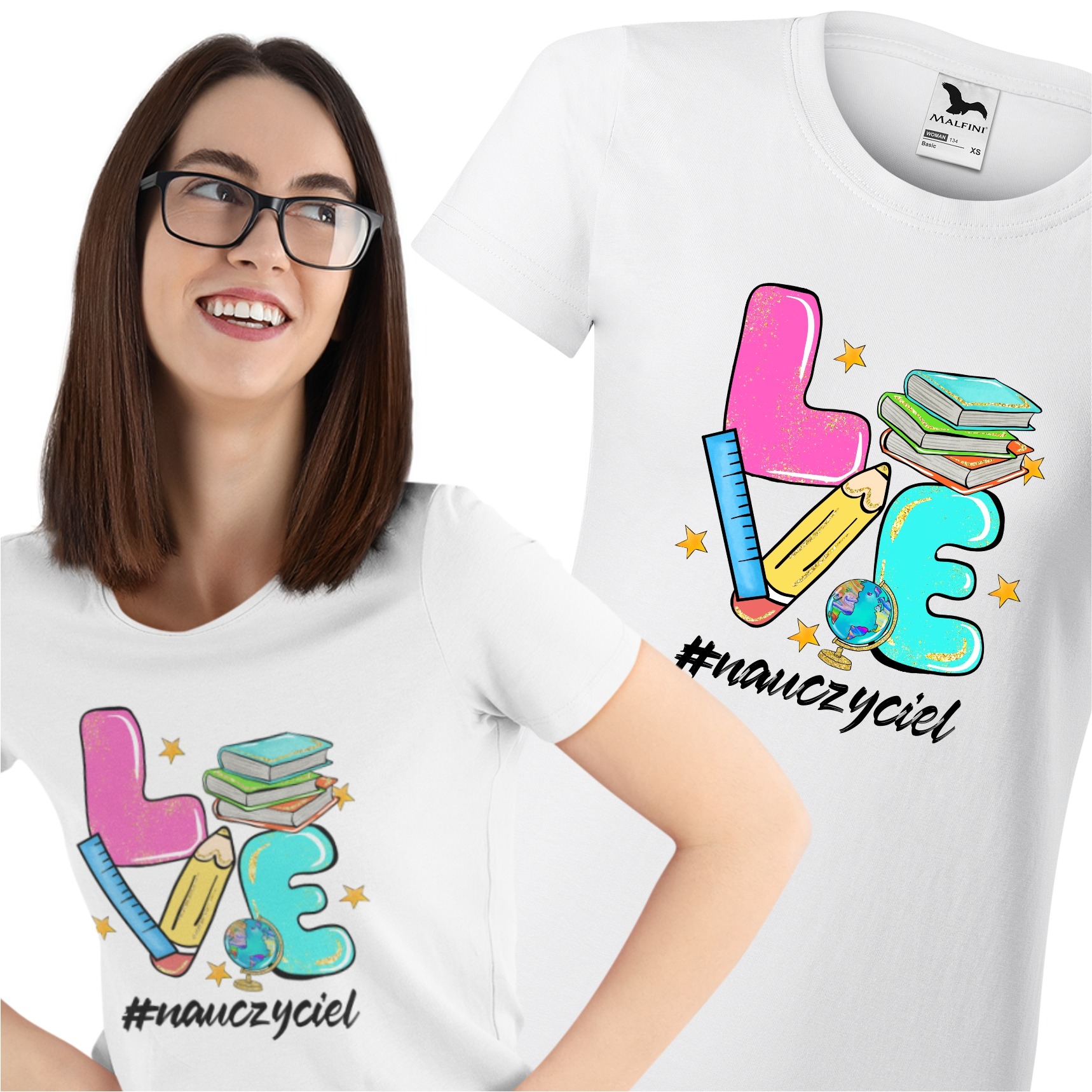 Uśmiechnięta kobieta w okularach prezentuje białą koszulkę z nadrukiem 'LOVE #nauczyciel' z motywami szkolnymi: linijka, ołówek, globus, książki i gwiazdki.