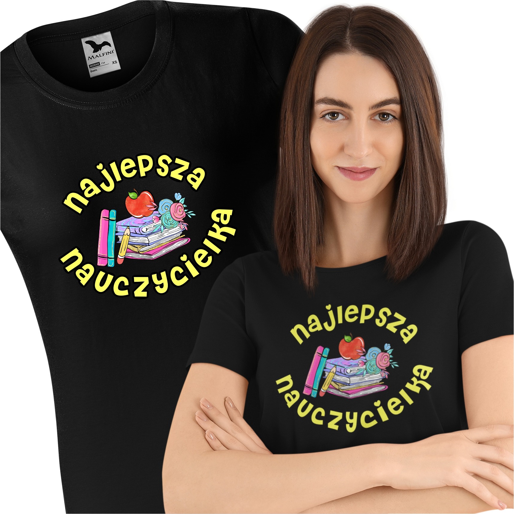 Kobieta prezentuje czarną koszulkę z nadrukiem 'Najlepsza Nauczycielka', przedstawiającym stos książek, jabłko i kwiaty, obok leży druga identyczna koszulka z widoczną metką.