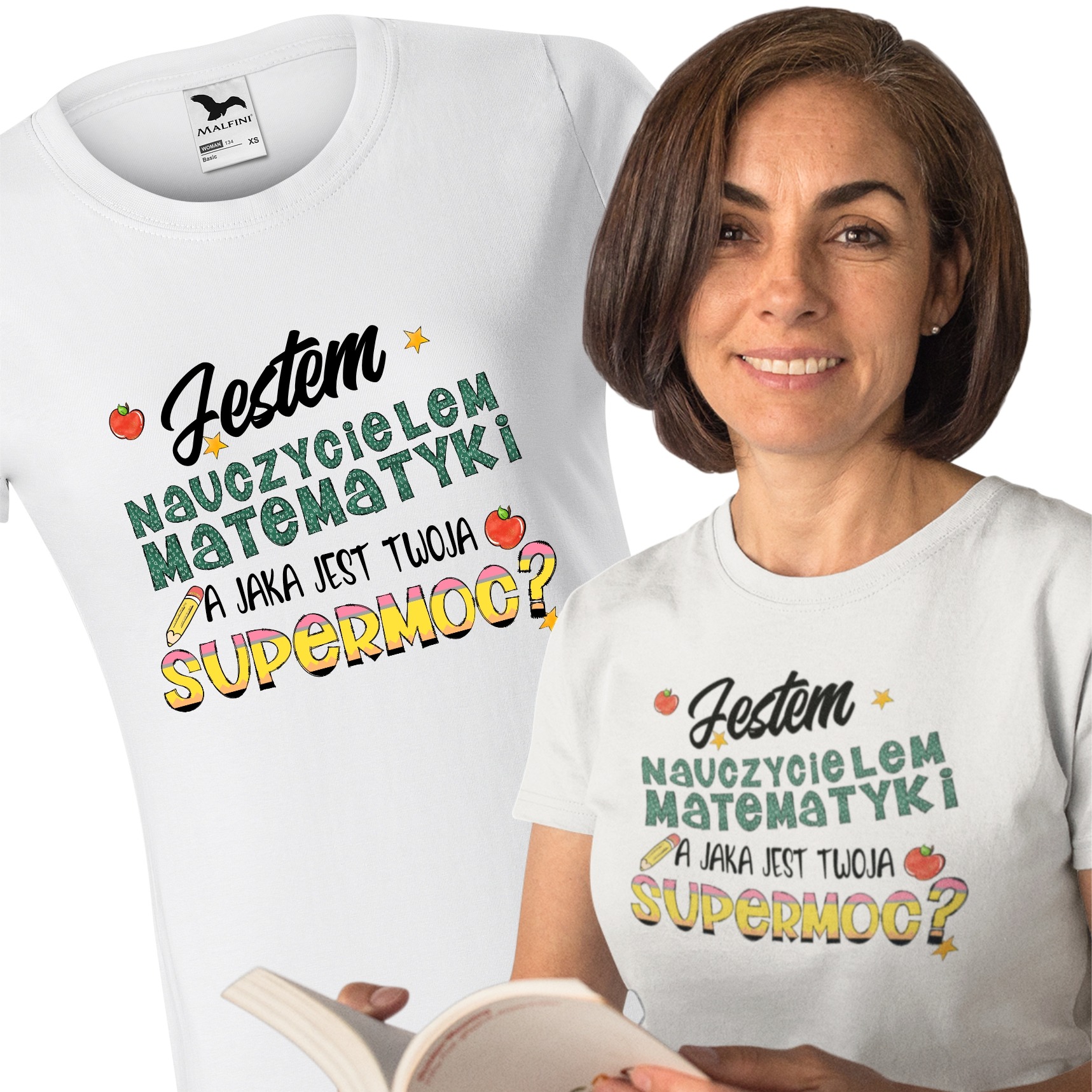 Kobieta uśmiecha się, trzymając otwartą książkę, ubrana w białą koszulkę z nadrukiem 'Jestem nauczycielem matematyki, a jaka jest twoja supermoc?', obok druga koszulka z identycznym nadrukiem.