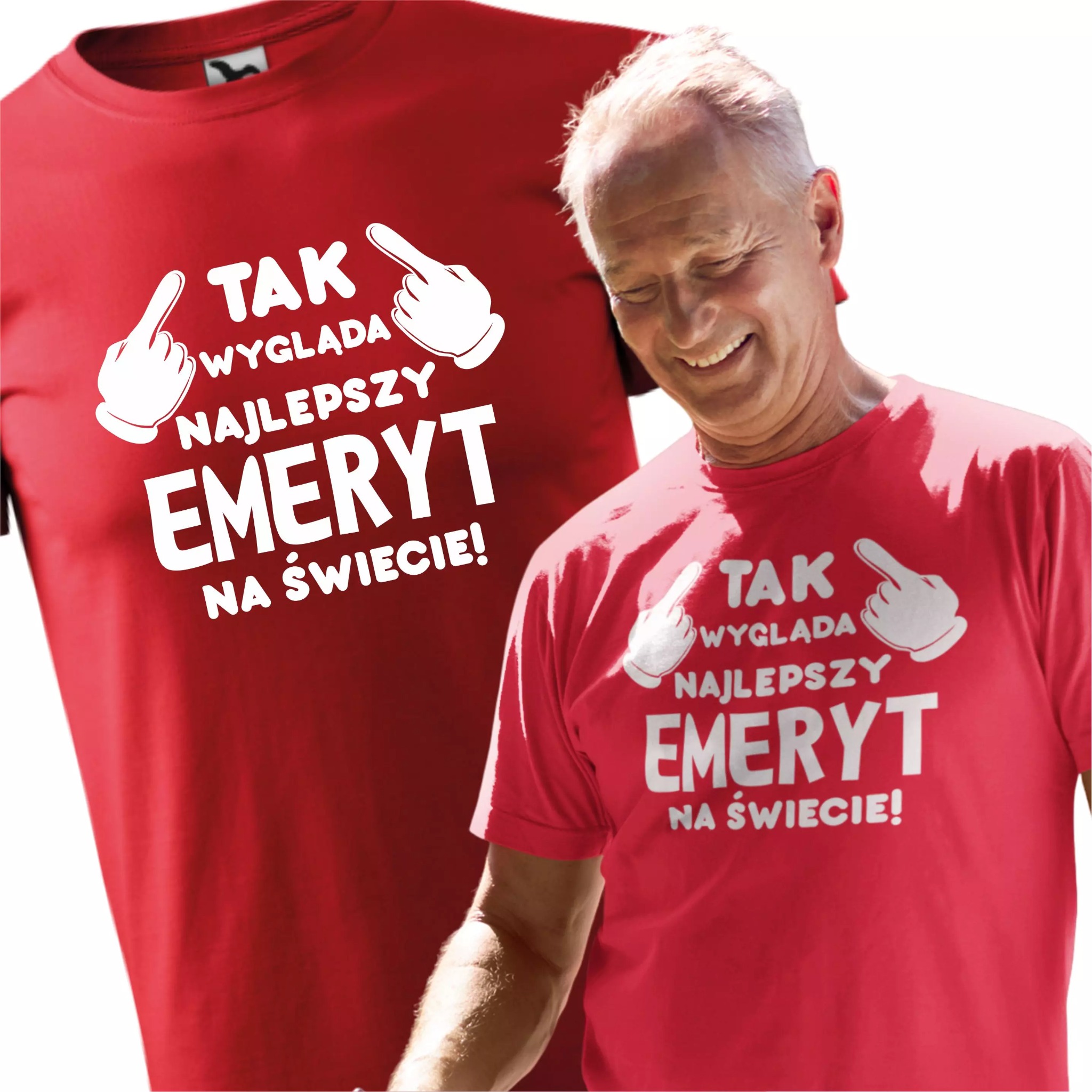 Uśmiechnięty mężczyzna w czerwonej koszulce z białym nadrukiem 'Tak wygląda najlepszy emeryt na świecie!', obok druga, identyczna koszulka leżąca płasko.