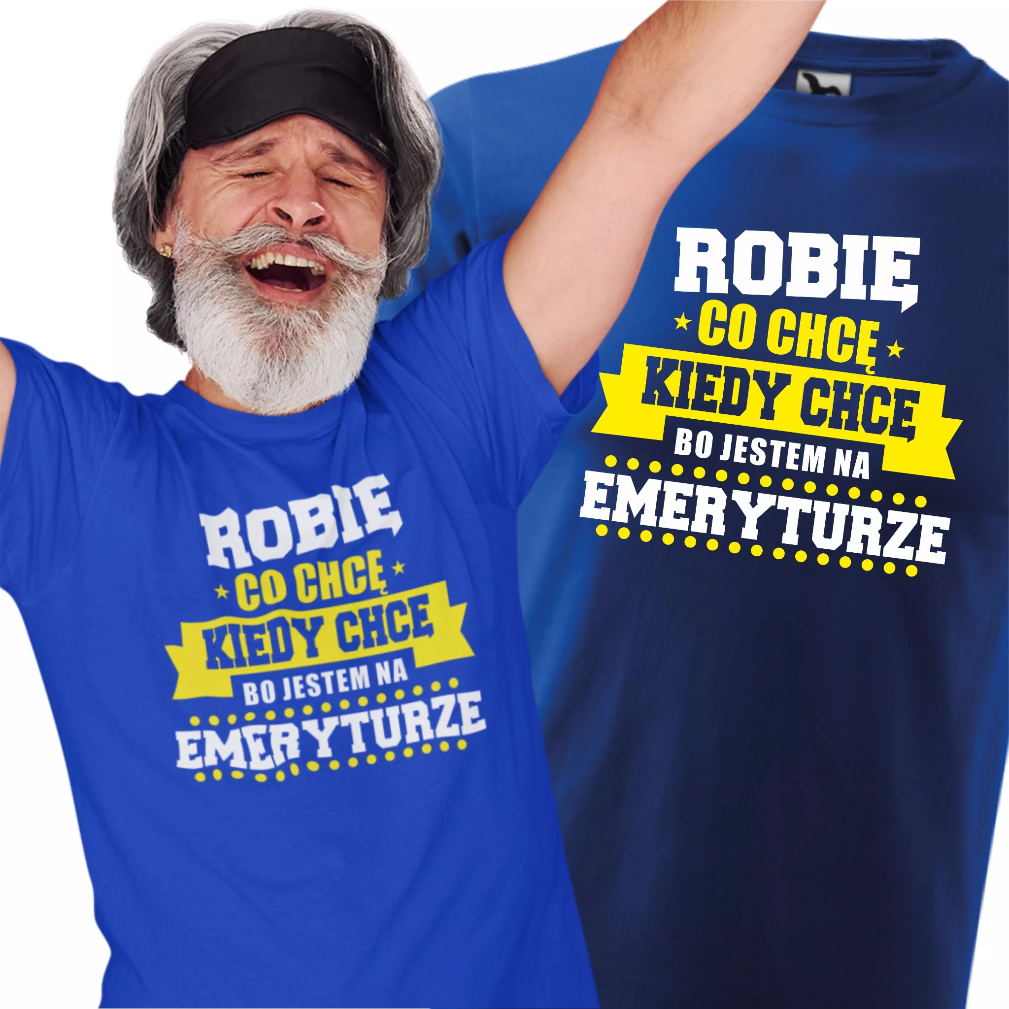 Uśmiechnięty mężczyzna w czarnej opasce na oczach, ubrany w niebieską koszulkę z nadrukiem 'Robię co chcę, kiedy chcę, bo jestem na emeryturze', obok druga koszulka z tym samym nadrukiem.