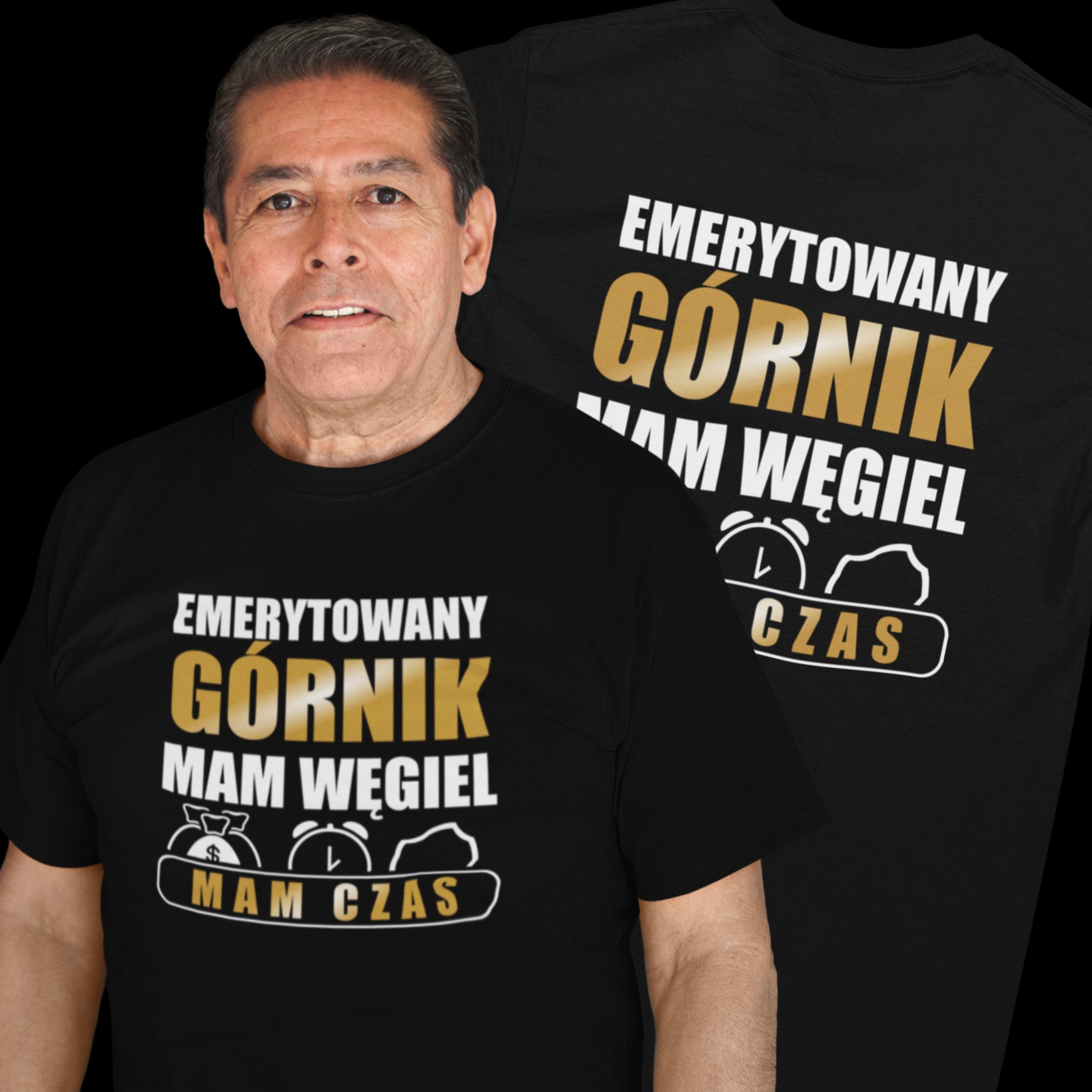 Mężczyzna prezentuje czarną koszulkę z nadrukiem 'Emerytowany Górnik, mam węgiel, mam czas', obok druga koszulka z tym samym wzorem, ciemne tło.