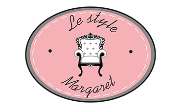 Logo firmy Le Style Margaret z stylizowanym krzesłem w centrum różowej elipsy z ozdobnym szwem i szarą obwódką na białym tle.