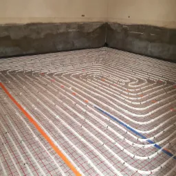 Ogrzewanie podłogowe wykonane nowym sposobem który, zapewnia jednolitą temperaturę w całym pomieszczeniu.