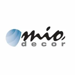 Logo firmy Mio Decor z abstrakcyjnym, błękitnym elementem graficznym po lewej stronie i napisem 'mio decor' w ciemnoszarym kolorze na białym tle.